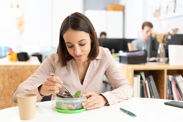 Alimentação Saudável no Escritório: como comer bem mesmo com rotinas intensas